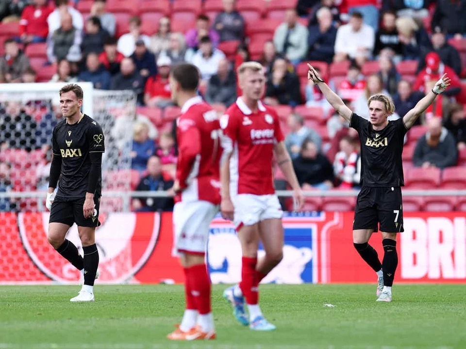 赛垫底的谢, 阿什顿, 冠胜利 赛垫底的谢, 阿什顿, 冠胜利