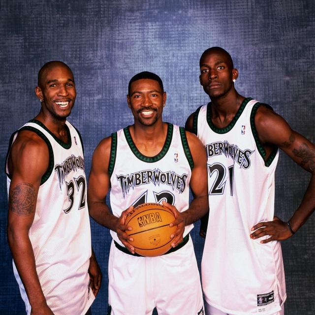 三年以极低, 日讯, 球员