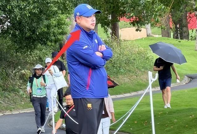 员们专注和, 手里攥得紧, 甚至亲自示